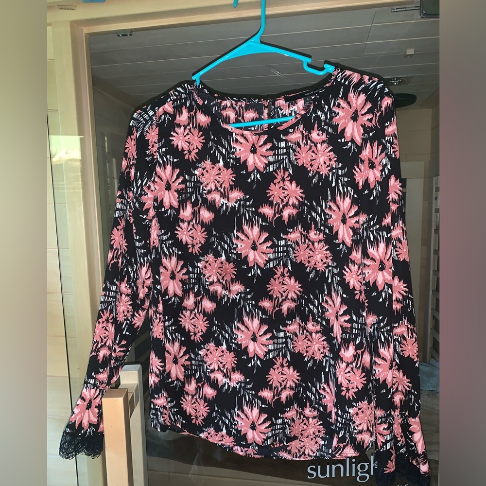 Harve Benard size small black and coral blouse with lace edge on sleeves